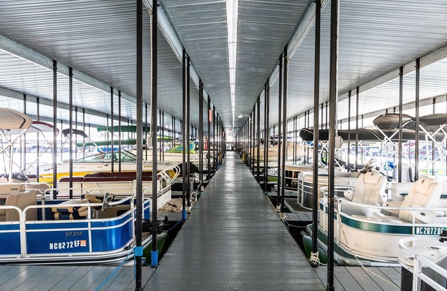 Gorgeous Lakefront House on Lake Hiwassee Bear Paw Murphy NC 4 BR/4+BA/Sleeps10