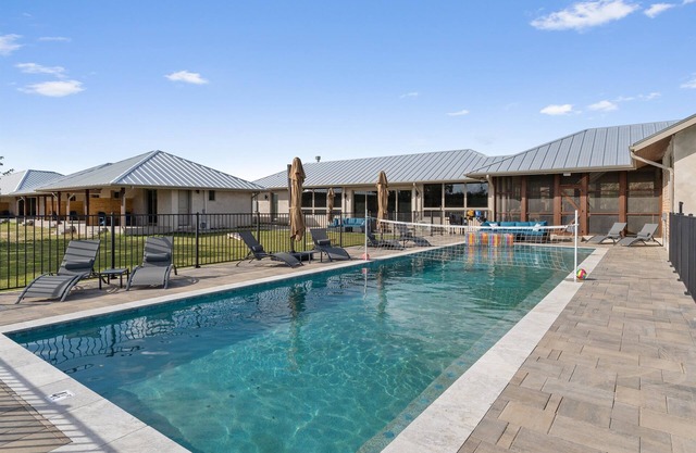Gorgeous Lakeside Retreat Center – 26 Beds