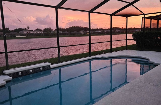 Gorgeous lakeside villa with pool, close to Disney