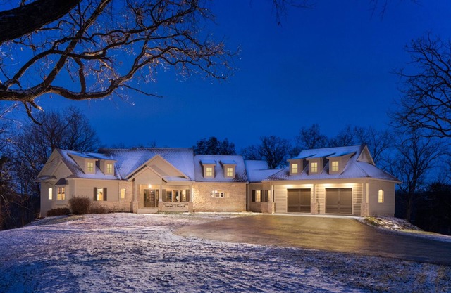 GORGEOUS LARGE HOME WITH HOT TUB! 4th NIGHT FREE!