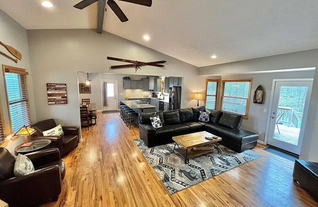 Gorgeous Lemon Lodge 1mile to Crystal Mtn, 4Bed+2Ba+2Family Rms+Game Rm+Pets Ok!