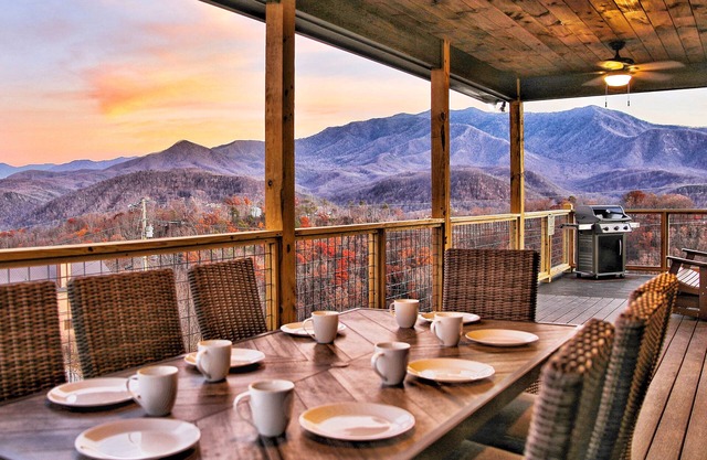 GORGEOUS Luxury VIEW Cabin! Theater & Game Room! Huge Decks! Fire Pits! Hot Tub!