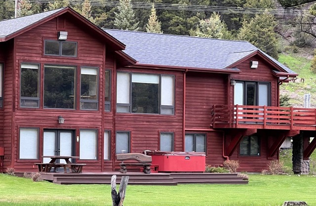 Gorgeous mountain home in prime location on The Gallatin River.
