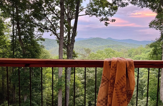 Gorgeous Mountain Views over Aska +Hot Tub & Firepit +Dog Friendly +Arcade table
