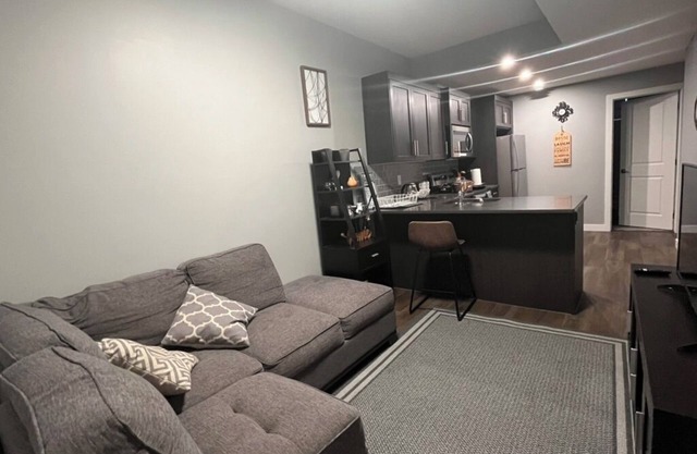 Gorgeous New Built 2 Bedroom 1 Bathroom Guest Suite