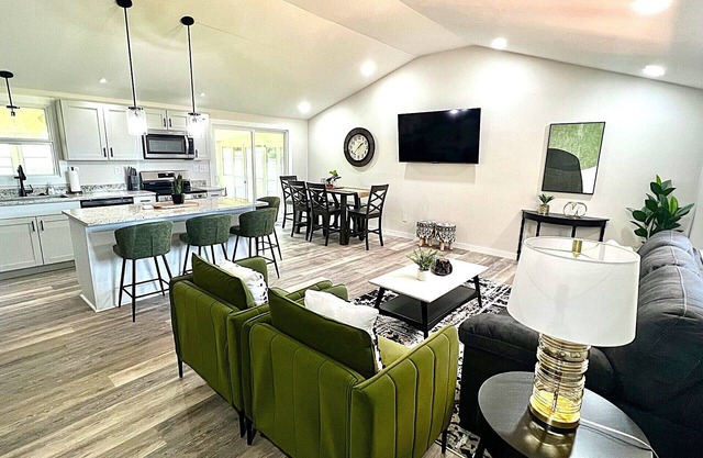Gorgeous New Home 3bdrm/3bath-walk to everything!