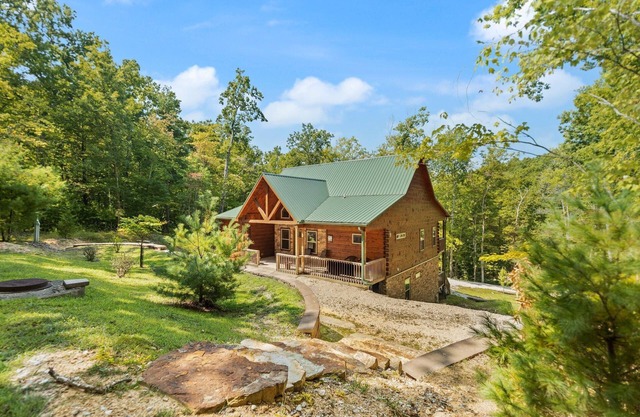 Gorgeous New Large Cabin 5-BD, 4.5-BA, Hot Tub, Pool Table, wet bar, Wi-Fi