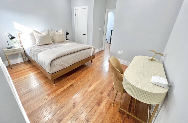 Gorgeous NEW Townhouse minutes NYC*3baths*Parking* Fast Wifi
