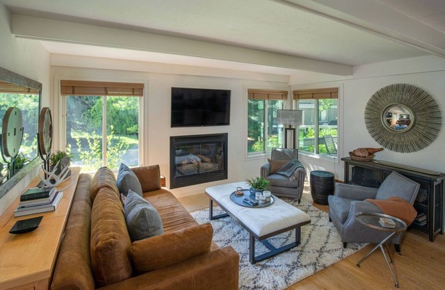 Gorgeous Newly Renovated Condo in Creekside Sun Valley