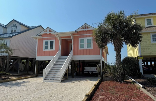 Gorgeous oceanfront Beach Cottage. 4 BR/4 Bath sleeps 8 all on a single level!