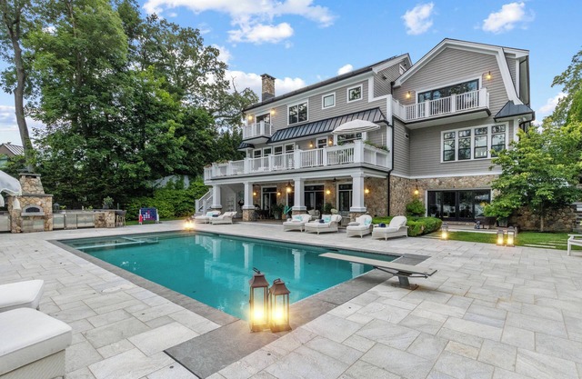 Gorgeous, Peaceful Sanctuary on lake minutes from Boston & all local colleges.