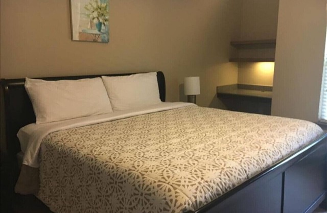 Gorgeous Pool View 3 Bedroom/2 Bath Condo in The