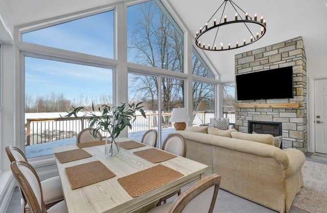 Gorgeous private retreat with hot tub