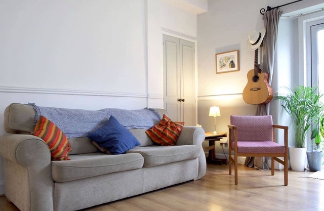 Gorgeous Quiet Garden Apartment - close to centre - Sleeps 4