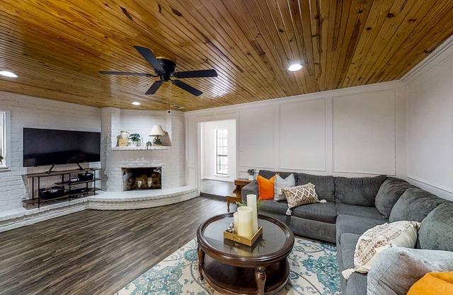 Gorgeous Ranch-Style Home on Nearly 3 Peaceful Acres - Dogs Welcome
