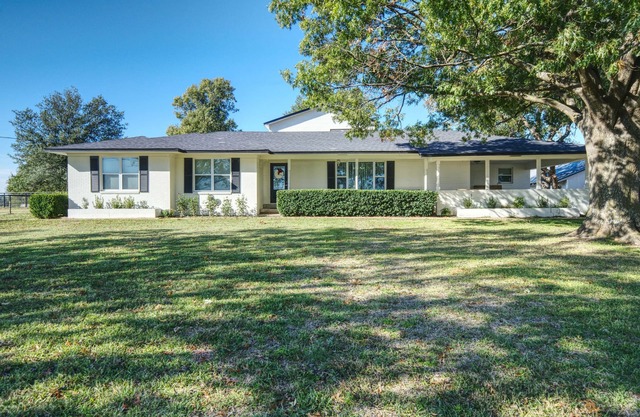 Gorgeous remodeled farmhouse 8 miles from Canton market.