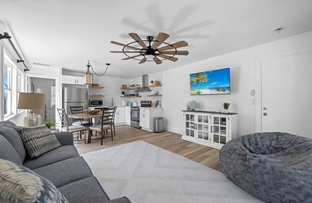 Gorgeous Renovated Cottage steps to beach!