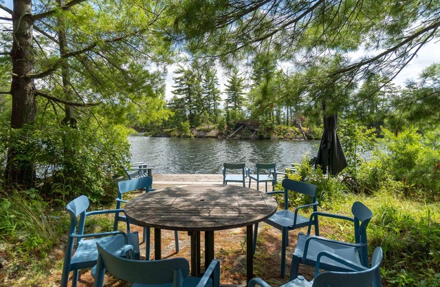 Gorgeous Rustic 5-bedroom cottage in North Kawartha with WiFi