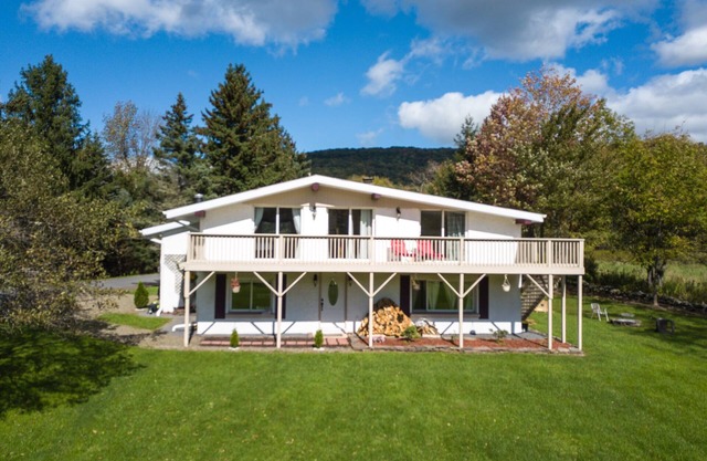 Gorgeous Ski Chalet - 7 miles from Belleayre with hot tub