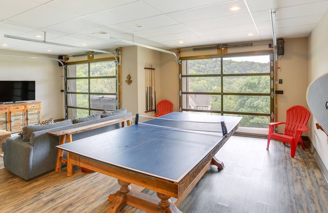 Gorgeous Smithville Home: Hot Tub & Scenic Views!