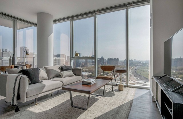 Gorgeous South Loop 2BR w/Jacuzzi & Rooftop, nr Colleges, by Blueground