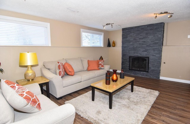 GORGEOUS, SPACIOUS, 6BDRS, 3.5BATHS, AC, CLS TO LRT, GROCERIES, MINS TO D/TOWN