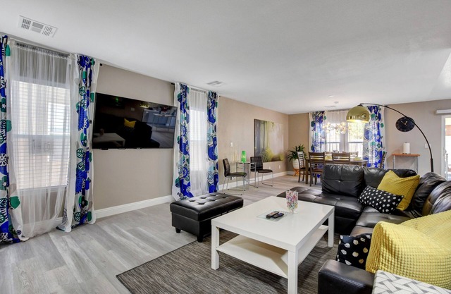 Gorgeous spacious home 12 minutes to Strip/airport