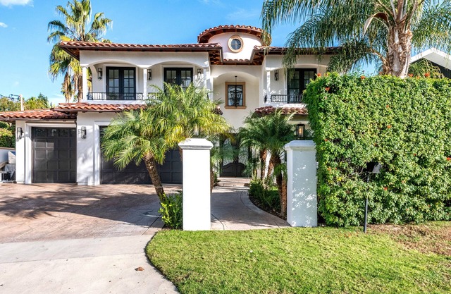 Gorgeous , Spacious modern villa In Encino , Close To Restaurants and more