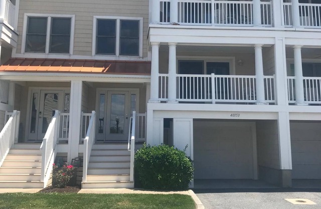 Gorgeous! Steps to Beach, Bay, Pool! 2 Master Suites! Bay views, beautiful home!