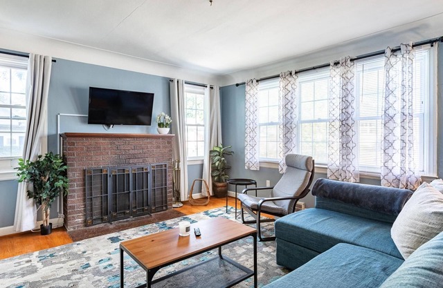 Gorgeous Sunny Ypsilanti Bungalow