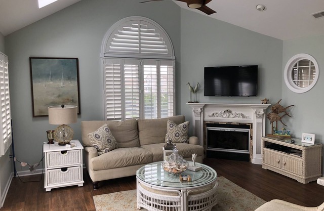 Gorgeous top floor condo on a corner lot, perfect beach vacation!
