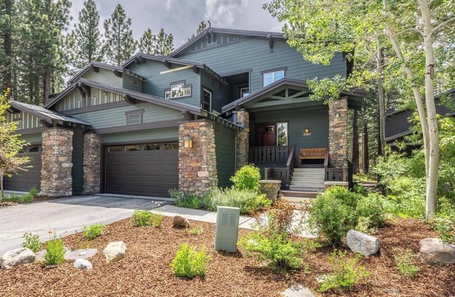 Gorgeous townhome located on the golf course and Eagle Lodge Ski area.