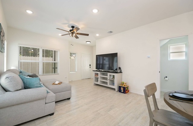 Gorgeous townhouse, plenty of space, family-friendly & close to everything