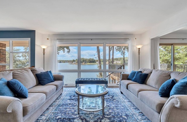 Gorgeous Views/Comfy/Family Friendly/Near HFB. Dock/Kayaks/Patio/Deck/Grill/GmRm