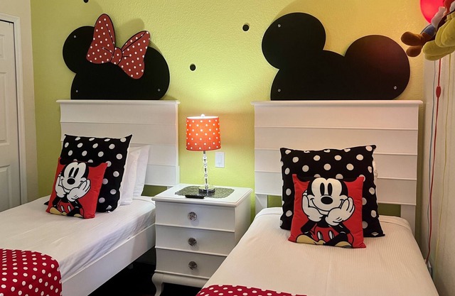Gorgeous! 'Villa Lucaya' Updated 3 /2 NEAR DISNEY! No Resort Fees!