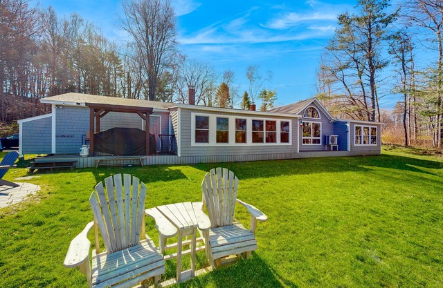 Gorgeous Waterfront Home on Westport Island with 2 Sunrooms