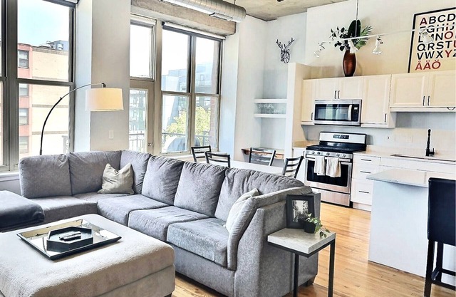 Gorgeous West Loop Loft —1Br1Ba —Perfect Location —3MONTH MIN OTHERWISE FLEXIBLE