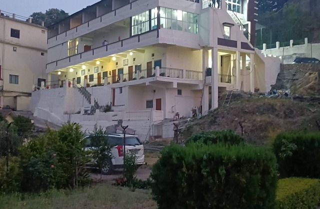 Goroomgo Tribhuwan Ranikhet