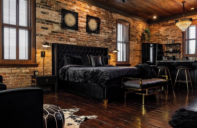 Gotham by Knight at The East Wright Inn. Historic Luxury Apartment Downtown