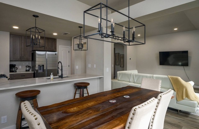 Gourmet Kitchen with Large Dining Table, Quiet Neighborhood, Close to COTA and Airport