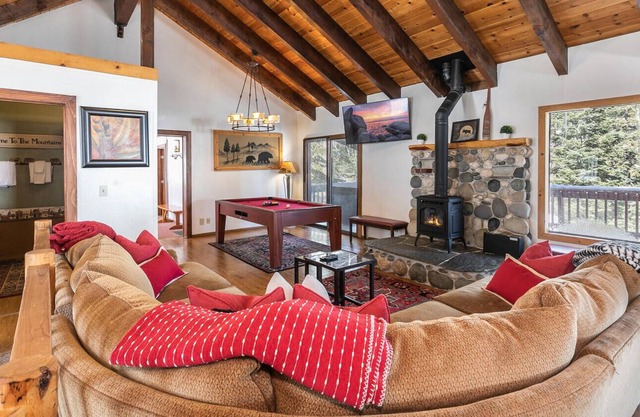 GR8 6BR Home! Hot Tub, Views, 10 Min to Lake, Hiking Trail!