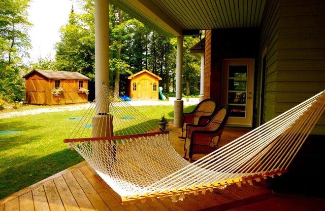 Grace House - an elegant retreat on a private lake. Swimming pool. Five bedrooms