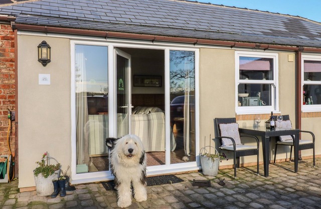 GRACE'S RETREAT, pet friendly, with open fire in Hurworth-On-Tees