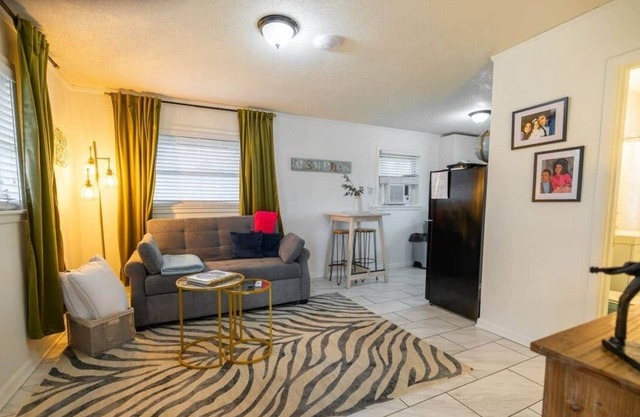 Graceland Escape · Comfortable Studio + Free Parking