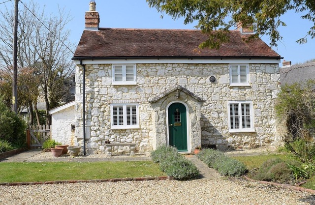 Grade II listed cottage, garden, close to village & beach at Brighstone IOW