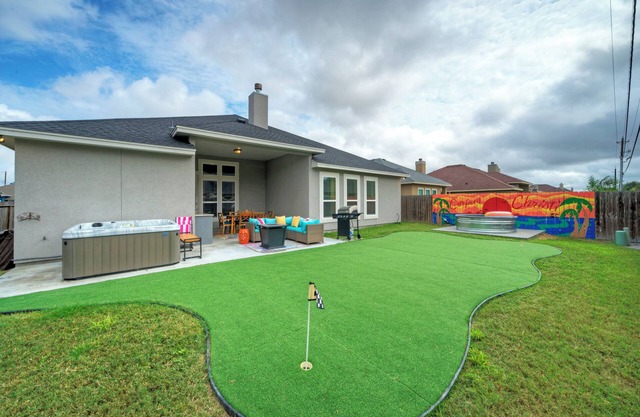 Graford by AvantStay | Hot Tub, Firepit, Mini Putt