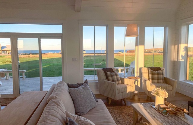 Graham's Reef - NEW, Ocean views, 2min walk to beautiful beach, AC
