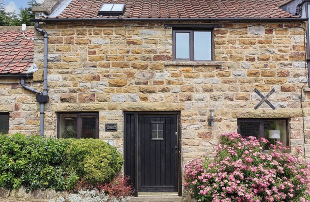 GRANARY COTTAGE, pet friendly, with a garden in Staintondale