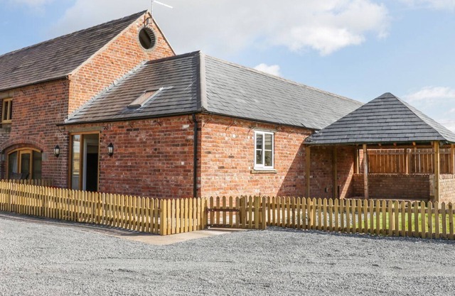 GRANARY COTTAGE, pet friendly, character holiday cottage in Westbury