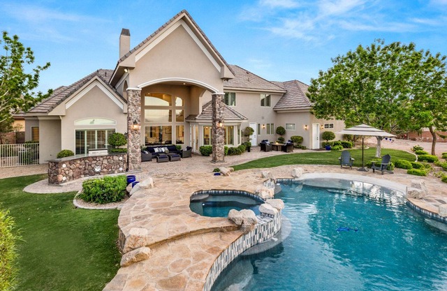 Grand 5 bedroom 1-acre Desert Villa Oasis w/pool